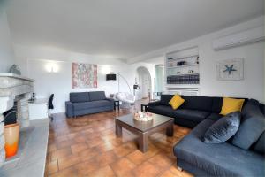 A seating area at Athens Glyfada Riviera Apartment