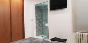 TV a/nebo společenská místnost v ubytování Hotel Les 7 Claus
