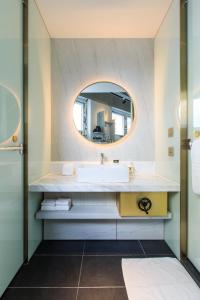La salle de bains est pourvue d'un lavabo et d'un miroir. dans l'établissement Hua Shan Din by Cosmos Creation - Huashan Creative Park, à Taipei