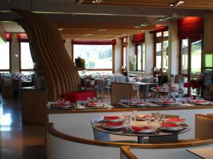 Restaurant ou autre lieu de restauration dans l'établissement AEC Vacances - Forgeassoud