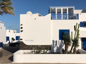 a white house with a cactus in front of it at Sunrise Casita del Mar in Arrieta