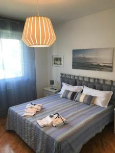 ein Schlafzimmer mit einem Bett mit zwei Handtüchern darauf in der Unterkunft Maison Panorama in Lavagna