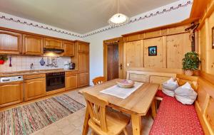 cocina con armarios de madera y mesa de madera en Gästehaus-Bauernhof Buchwieser, en Unterammergau