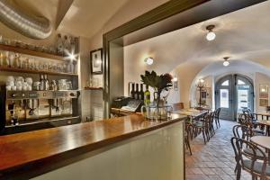 eine Bar in einem Restaurant mit Tischen und Stühlen in der Unterkunft Na Letnim byte in Kouřim