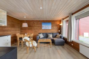 een woonkamer met een bank en een tafel bij Nordseter Apartments in Lillehammer