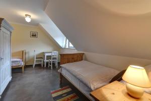 Ein Bett oder Betten in einem Zimmer der Unterkunft Na Letnim byte