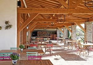 een patio met tafels en stoelen en tafels en stoelen bij Pietra Cavalla - Ranch & Resort in Polpenazze del Garda