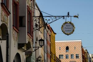 uma rua com edifícios e um cartaz que lê tinha o distrito da chuva em Hotel Paulanerstuben em Wasserburg am Inn
