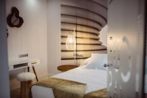 Hotel Cuevas - Adults Only客房内的一张或多张床位