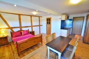 Una sala de estar con una mesa de madera y un sofá. en Apartament Rusinowo 37, en Rusinowo