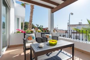 un patio con tavolo e sedie sul balcone. di Luxury duplex- 7 minutes from the beach a Torremolinos