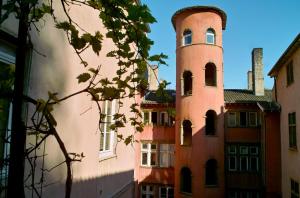 twee hoge gebouwen met torens in een stad bij Chambres d'hôtes Artelit in Lyon