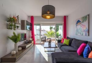 un soggiorno con divano e tavolo di Luxury duplex- 7 minutes from the beach a Torremolinos