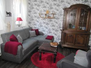 ein Wohnzimmer mit einer Couch und einem Tisch in der Unterkunft Piepmäker Stübchen in Goslar