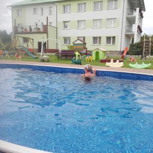 Bazén v ubytování Bajka nebo v jeho okolí