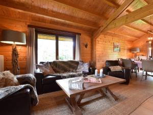 ein Wohnzimmer mit Sofas und einem Couchtisch in der Unterkunft Splendid Chalet in Durbuy with Garden in Durbuy