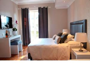 una camera con un grande letto e una finestra di La Villetta Suite a Ciampino