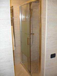 um chuveiro com uma porta de vidro na casa de banho em Milan City Center Apartment em Milão