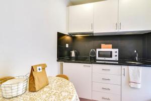 Cosy 2 bedroom apartment near Castelo São Jorgeにあるキッチンまたは簡易キッチン