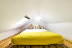 Cosy 2 bedroom apartment near Castelo São Jorge tesisinde bir odada yatak veya yataklar