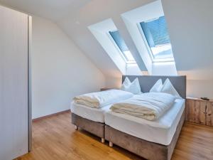 ゴーザウにあるPleasant Apartment in Gosau near Ski Areaのベッドルーム1室(白いシーツが備わるベッド1台付)