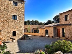 an external view of a building with a courtyard at Hotel Mas Pelegri in Serinyà