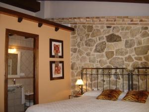 Ένα ή περισσότερα κρεβάτια σε δωμάτιο στο Hostal Casa Laure y Mª Jose