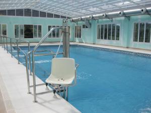 Bazén v ubytování Hotel Sierra Luz nebo v jeho okolí