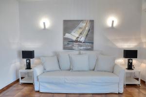 A seating area at Athens Glyfada Riviera Apartment Még 37 kép