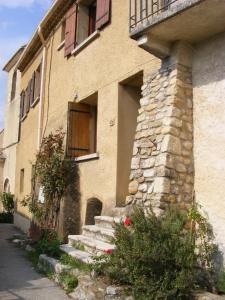un edificio de piedra con escaleras delante en Grand Studio en Drôme Provencale en Vinsobres