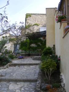 einen Steinweg vor einem Gebäude in der Unterkunft Grand Studio en Drôme Provencale in Vinsobres