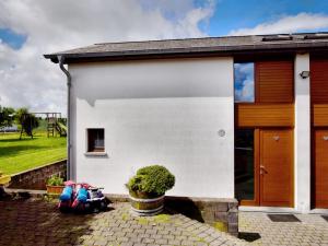 una casa blanca con un montón de bolsas delante de ella en Comfortable Holiday Home in St Vith, en Amelscheid