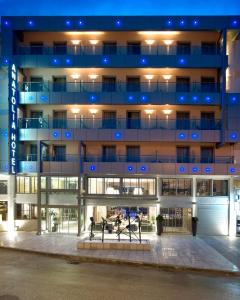 un gran edificio con luces azules. en Anatolia Hotel Komotini, en Komotiní