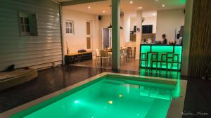 una piscina en una casa con cocina en Kame House Hostel, en El Nido