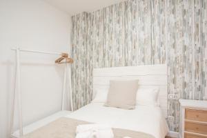 マラガにあるSuncity Studio Peñaのベッドルーム(白いベッド1台、窓付)