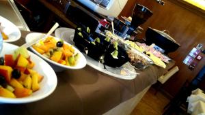 ヴェネツィアにあるHotel Vecellio Venice on the Lagoonの食べ物の皿が3枚置かれたテーブル +35枚の写真