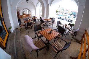 Reštaurácia alebo iné gastronomické zariadenie v ubytovaní Hotel Purkmistr