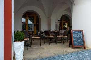Reštaurácia alebo iné gastronomické zariadenie v ubytovaní Hotel Purkmistr