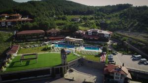 uma vista aérea de um resort com uma piscina em Glavatarski Han em Glavatartsi