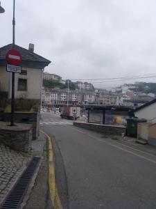 una calle con una señal de stop al costado de una carretera en Apartamentos turísticos Vistademar, en Luarca