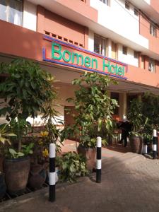 Bomen Hotel في Isiolo: مبنى عليه لافته لفندق مشترك