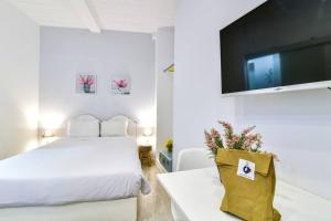 Cosy 2 bedroom apartment near Castelo São Jorge 객실 침대