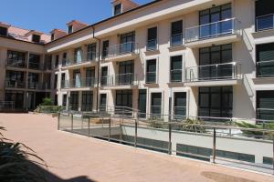 un edificio de apartamentos con balcones y un patio en Grupoele3 Edificio Camposiño en Finisterre