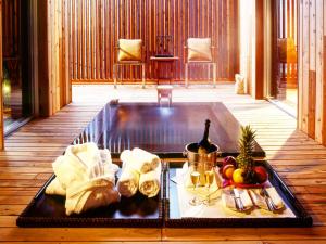una mesa con una bandeja de comida y una botella de vino en Relax Resort Hotel, en Atami