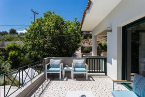 Balkón alebo terasa v ubytovaní Alonia Villa, Refined Living with 50m2 Private Pool, By ThinkVilla
