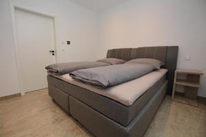 Ein Bett oder Betten in einem Zimmer der Unterkunft Ferienhaus Merzijana