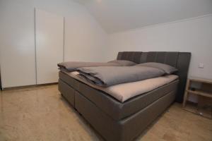 Ein Bett oder Betten in einem Zimmer der Unterkunft Ferienhaus Merzijana