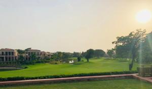 古爾岡的住宿－Beautiful Apartments at Tarudhan Valley Golf Resort, Manesar，享有度假村高尔夫球场的景色