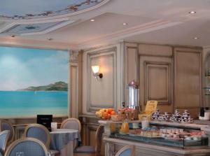 ein Zimmer mit einem Tisch und Meerblick in der Unterkunft Hôtel Le Rocher in Calvi + 26 Fotos