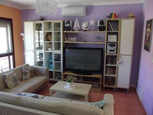 Una sala de estar con un sofá y un televisor. en Lancelot, en Puerto Rico de Gran Canaria